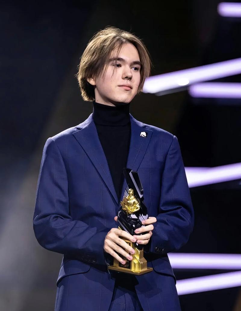 Scout 经常被 Flandre 锁定，双星崔晓君和 Hope 得到了很多分数。 Anyone's Legend 赢得了第一场比赛